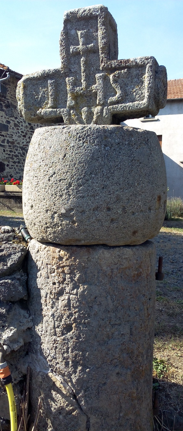 voie-bolene-info-la-premiere-borne-milliaire-depuis-ruessium-dans-un-jardin-de-particulier.jpg