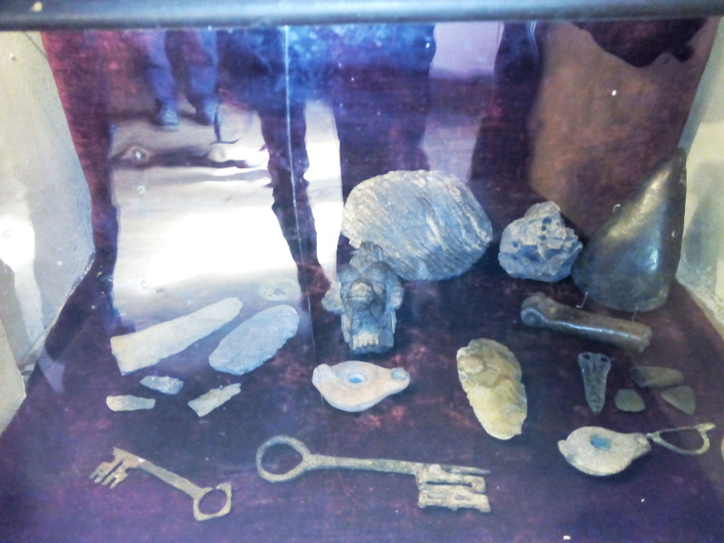 voie-bolene-info-quelques-objets-resultant-des-fouilles-de-marcilhac-et-des-grottes-de-larochelambert-regroupes-dans-une-vitrine-du-chateau.jpg